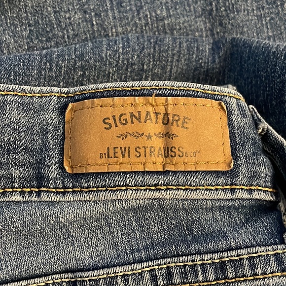 Levi’s size 28! “Totally Shaping Boot Cut” - Picture 5 of 5